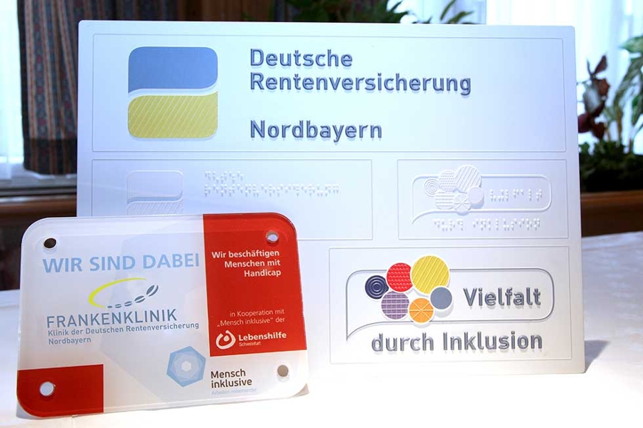 Das Logo der Frankenklinik vor dem Logo der Deutschen Rentenversicherung „Mensch inklusive“ Nordbayern „Vielfalt durch Inklusion“. Das Logo der Frankenklinik vor dem Logo der Deutschen Rentenversicherung „Mensch inklusive“ Nordbayern „Vielfalt durch Inklusion“.