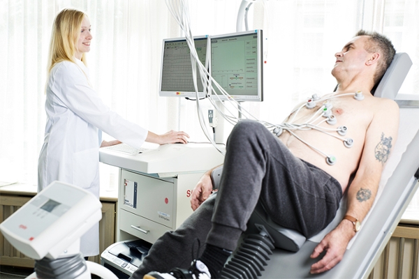 Eine Ärztin macht bei einem Patienten eine diagnostische Untersuchung. Eine Ärztin macht bei einem Patienten eine diagnostische Untersuchung.