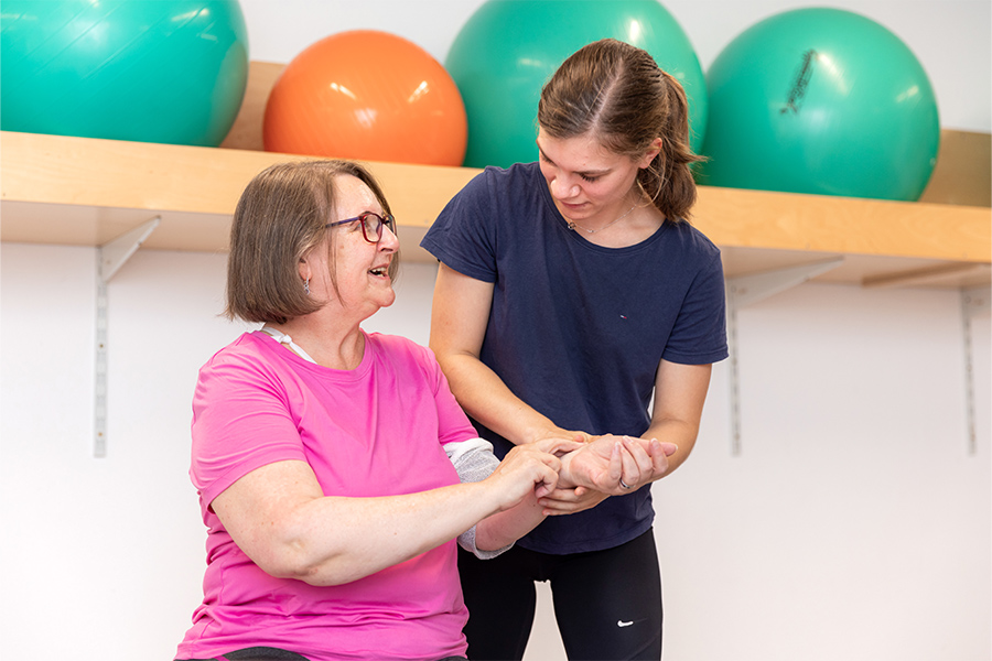 Eine Therapeutin betreut eine Patientin.